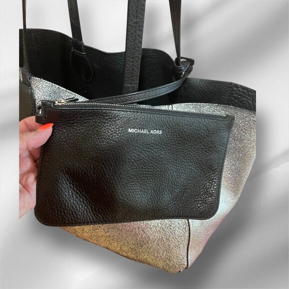 MICHAEL KORS LIKE NEW MAE EAST-WEST REVERSIBLE TOTE w SILVER NECKLACE ACCESSORY - Picture 5 of 6